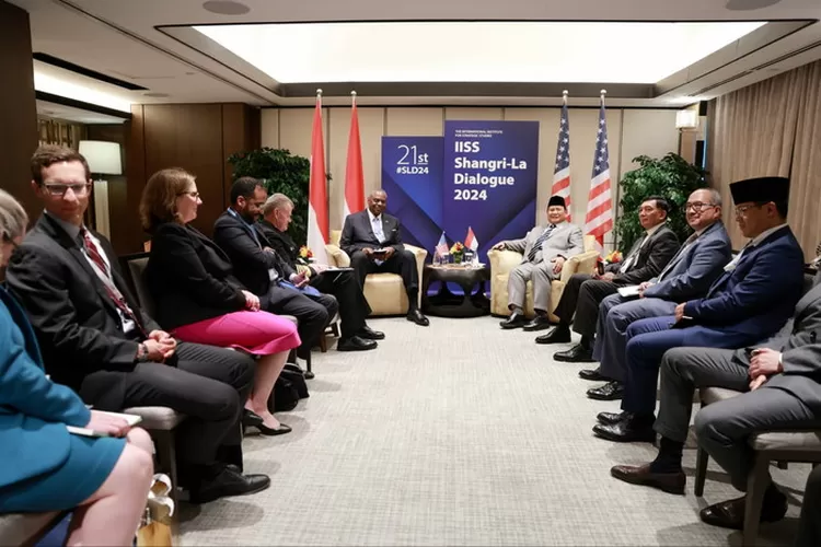 Menhan Prabowo  bersama Menhan AS Lloyd J. Austin III melakukan pertemuan di sela-sela kegiatan IISS Shangri-La Dialogue 2024 di Singapura, Sabtu (1/6/2024). Foto: Humas Kemhan