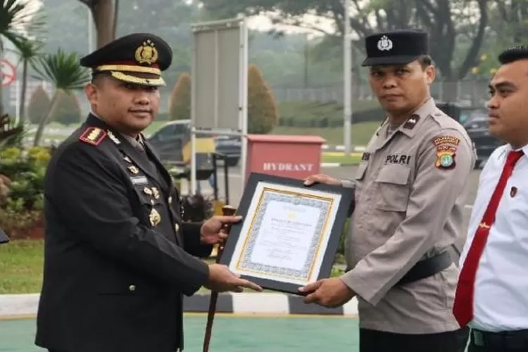 Kapolres Bandara SoekarnoHatta (Soetta) Kombes Pol Roberto Pasaribu menyerahkan penghargaan atas dedikasi dan prestasi 79 anggota Polri. (Istimewa )