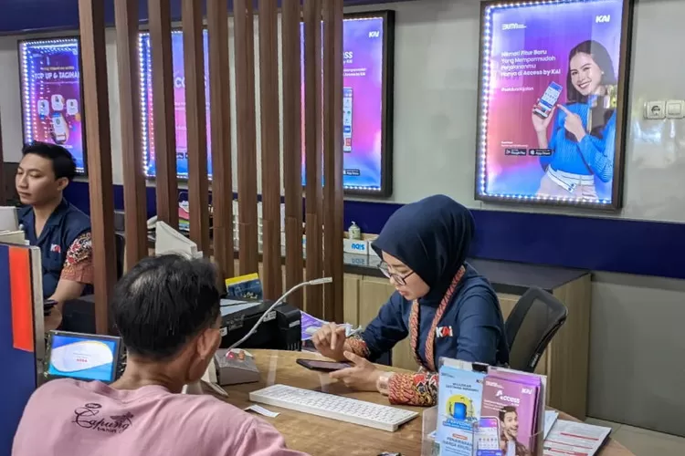 Petugas KAI Daop 8 Surabaya saat melayani penumpang yang melakukan pembatalan tiket KA Antar Kota