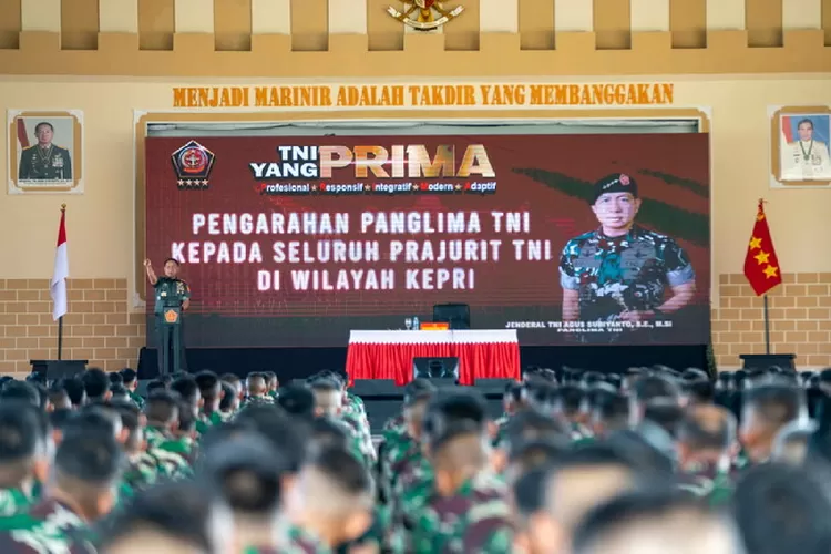 Panglima TNI Jenderal TNI Agus Subiyanto melakukan tatap muka sekaligus memberikan pengarahan kepada 837 prajurit di Mako Yonif 10 Marinir SBY, Batam Kepulauan Riau. Foto: Puspen  TNI