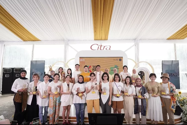 Menteri Pariwisata dan Ekonomi Kreatif Sandiaga Uno bersama kedua puluh pemenang Piala Citrapreneur 2024 UMKM Perempuan pemenang Piala Citrapreneur di event &ldquo;Citra semasa Piknik 2024&rdquo; (AG Sofyan)