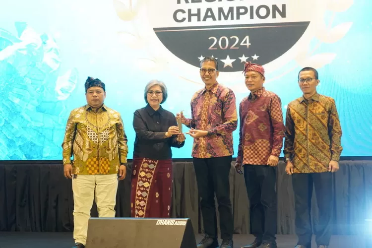 Direktur Utama Bank Jatim Busrul Iman (tengah) saat menerima penghargaan The Asian Post Best Regional Champion 2024