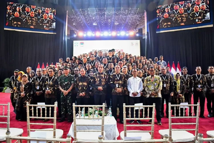 Panglima TNI Jenderal TNI Agus Subiyanto mendampingi Presiden RI Joko Widodo membuka Rakernas APEKSI XVII tahun 202 di Balikpapan Selasa (4/6/2024). Foto: BPMI Setpres / Puspen TNI