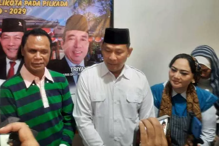 Aktivis sosial Diah Warih didampingi Hercules  mendaftar ke Parrtai Gerindra Solo maju Pilkada Solo (Endang Kusumastuti)