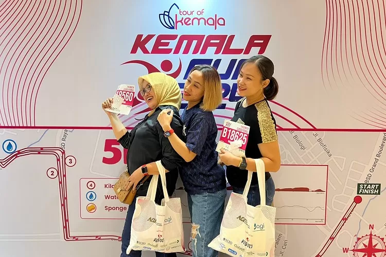 Para peserta Kemala Run 2024 Powered By Bank Artha Graha Internasional berpose setelah mengambil racepack di Auditorium Mutiara PTIK, Jakarta. (Ist)