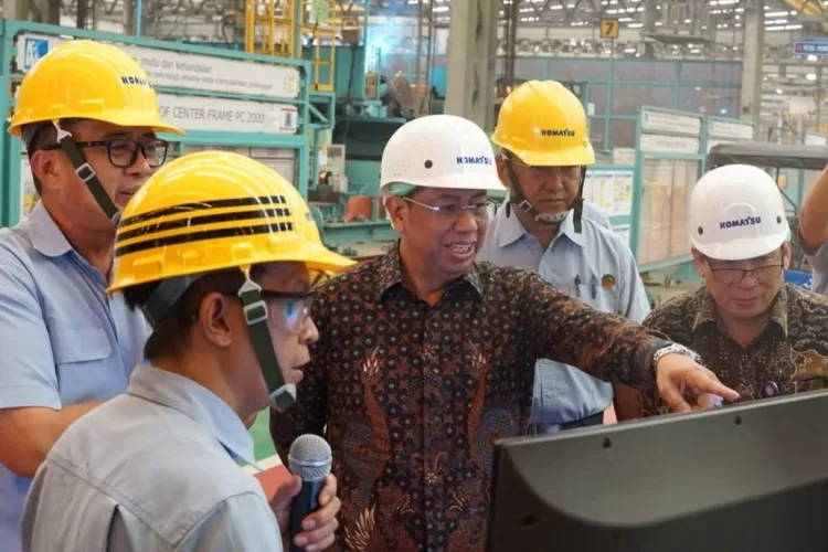 Kepala Badan Pengembangan Sumber Daya Manusia Industri (BPSDMI) Kementerian Perindustrian, Masrokhan (tengah) meninjau proses produksi PT Komatsu Indonesia di Jakarta    (AG Sofyan)