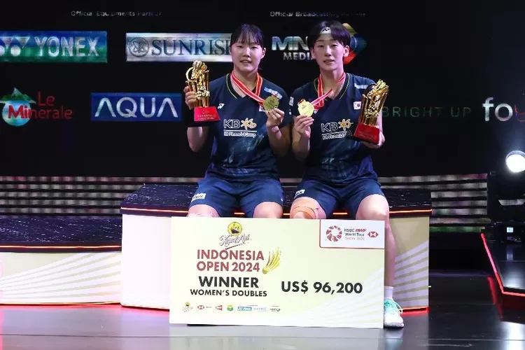 Pasangan ganda putri Korea Selatan, Baek Ha Na/Lee So Hee di podium juara.