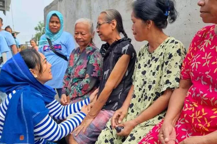 Bakal Calon Wali Kota Solo Diah Warih saat meminta restu kepada warga lansia di Solo (Istinewa)
