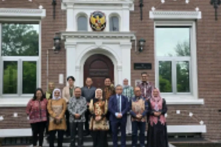 Menaker Ida Fauziyah bertemu Duta Besar Luar Biasa dan Berkuasa Penuh Indonesia untuk Kerajaan Belanda Mayerfas, di Den Haag,