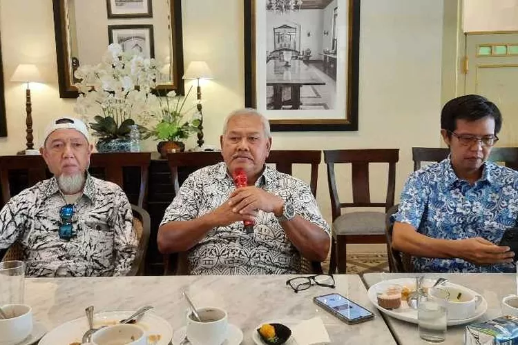 Dewan Penasehat Kadin Solo Abdullah Suwarno bicara tentang Pilkada Solo (Endang Kusumastuti)