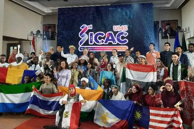 Mahasiswa asing memeriahkan acara ICAC yang digelar UMS Solo (Endang Kusumastuti)