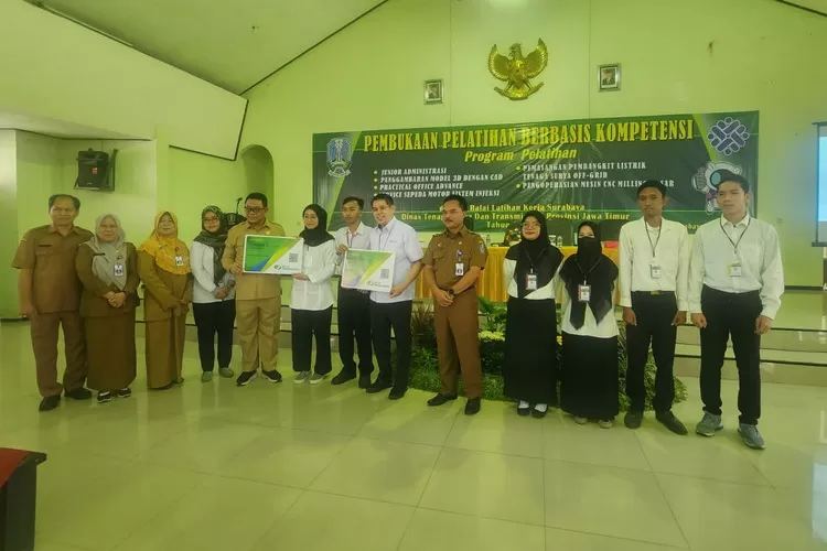 Kartu BPJS Ketenagakerjaan saat diserahkan secara simbolik kepada perwakilan peserta pelatihan di BLK Surabaya