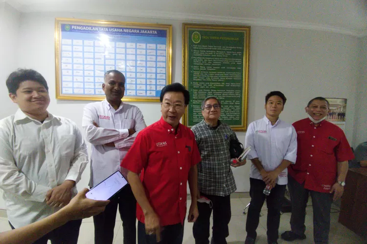 Ketua Yayasan UTA'45 Rudyono Darsono (ketiga dati kiri) hadir di PTUN Jakarta Pusat untuk mendengarkan alasan pemblokiran Yayasan UTA'45 