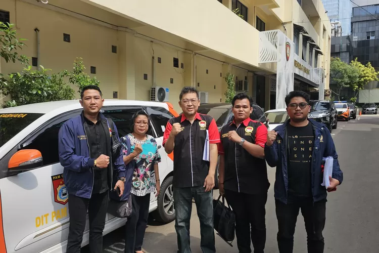 Tim hukum dari LQ Indonesia Lawfirm dipimpin advokat  Alvin Lim (ketiga dari kiri) usai mengikuti  gelar perkara kasus OUB Kay Hian Sekuritasdi gedung Polda Metro Jaya, Kamis (13/6/2024). 