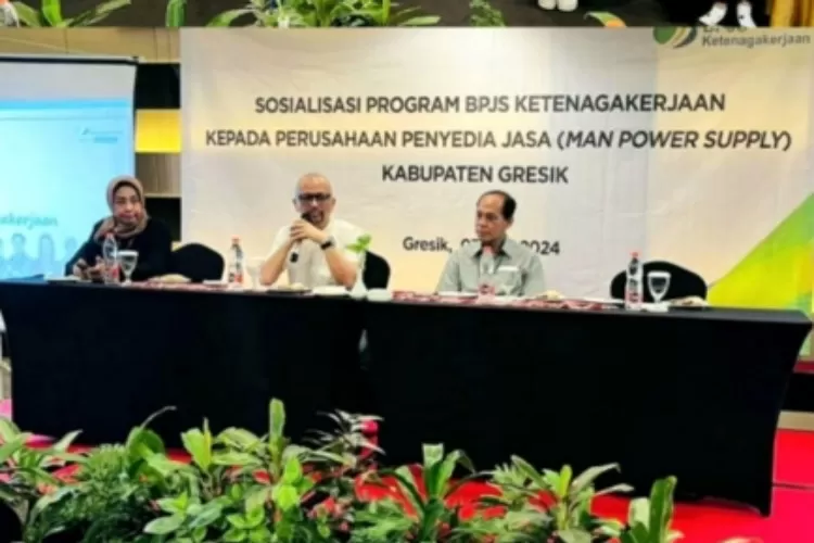 Kepala BPJS Ketenagakerjaan Gresik, Bunyamin Najmi (tengah) saat sosialisasi di kalangan Perusahaan Penyedia Jasa