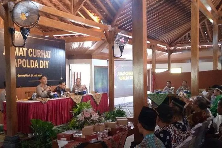 Kapolda DIY Irjen Suwondo Nainggolan dialog dengan warga Gunung Kidul dalam Acara Jumat Curhat  (Istimewa )