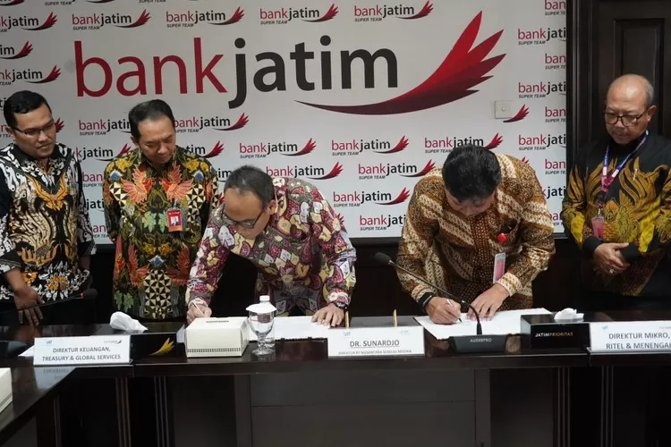 Nota kesepakatan antara Bank Jatim dengan Nusamed saat ditandatangani