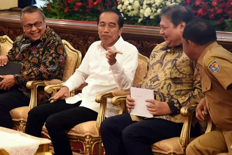 Presiden Joko Widodo berbincang dengan Menteri Koordinator Bidang Perekonomian Airlangga Hartarto dalam Rapat Koordinasi Nasional Pengendalian Inflasi tahun 2024 di Istana Negara, Jakarta, Jumat (14/6/2024) (ekon.go.id)