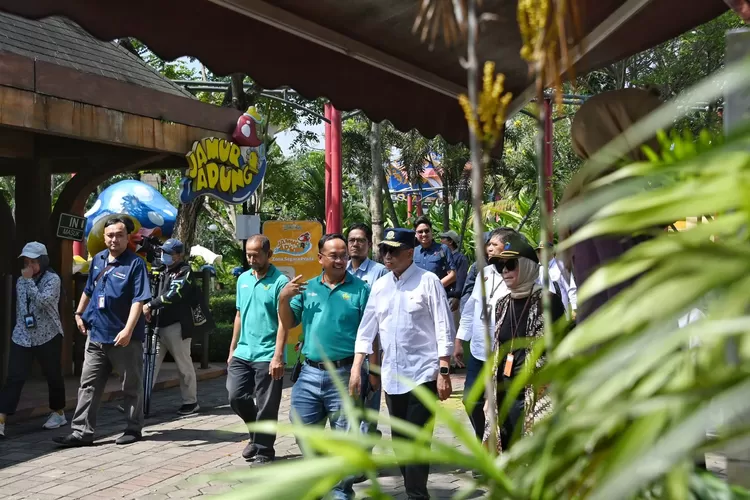 Menhub Budi Karya Sumadi bersama Pemda dan pengelola wisata ingatkan masyarakat agar gunakan bus laik jalan.