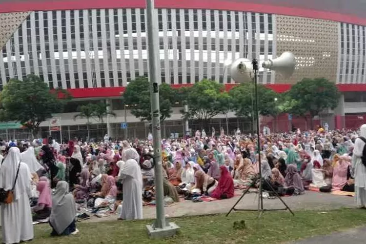 Ribuan jemaah MTA mengikuti Salat Iduladha di Stadion Manahan Solo (Endang Kusumastuti)