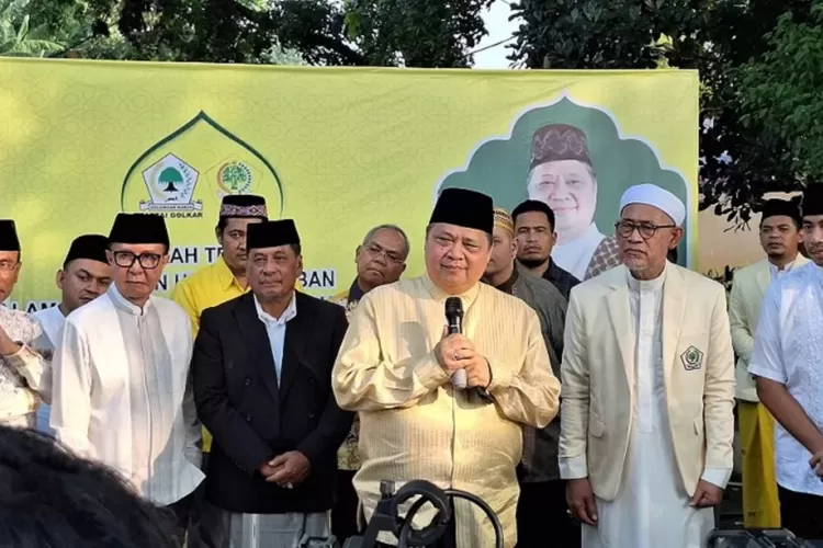 Ketua Umum Golkar Airlangga Hartarto melaksanakan salat Idul Adha di Masjid Ainul Hikmah DPP Golkar, Jakarta, Senin (17/6/2024).  (Ist)