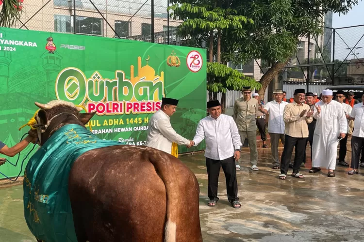 Kapolda Metro Jaya Irjen Karyoto menyerahkan sapi qurban di Lapangan Presisi PMJ usai sholat Id. Selain itu PMJ juga Polda Metro Jaya mengurbankan sebanyak 192 hewan kurban pada Hari Raya Idul Adha 1445 H / 2024. (Istimewa )