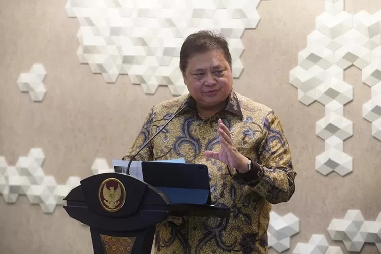Menteri Koordinator Bidang Perekonomian Airlangga menyatakan neraca perdagangan Indonesia teruskan tren positif, raih surplus 49 bulan berturut-Turut (ekon.go.id)