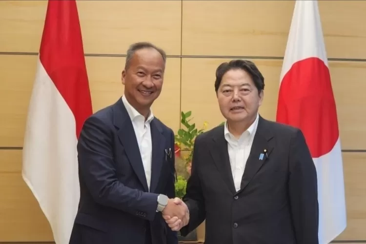 Menteri Perindustrian Agus Gumiwang Kartasasmita bersalaman dengan Chief Cabinet Secretary Jepang Mr. Hayashi Yoshimasa yang meneguhkan penguatan kerja sama ekonomi antara Indonesia dan Jepang (AG Sofyan)