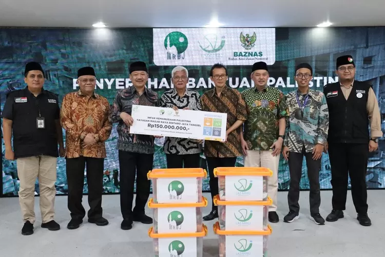 Ketua Dewan Pembina Yayasan Masjid Raya Bintaro , Bambang Suprihadi ( kelima  dari  kanan) menyerahkan bantuan kemanusiaan  Palestina sebesar Rp 150 juta kepada Kepala Baznas RI KH Noor Achmad ( ketiga dari kiri)  di kantor BAZNAS RI Jln Matraman Raya, Jakarta Timur, Rabu (26/6/2024