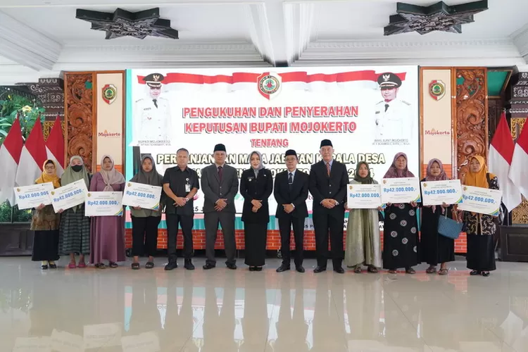 Para ahli waris penerima manfaat program JKM bersama jajaran Pemkab Mojokerto dan BPJS Ketenagakerjaan