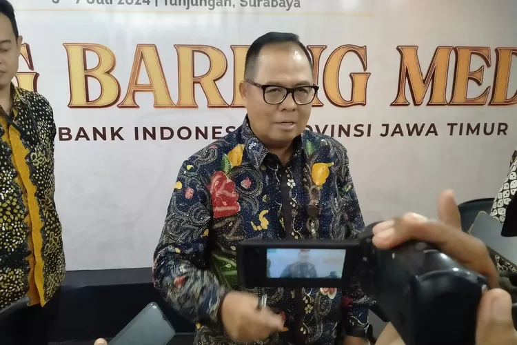 Plh Kepala Perwakilan Bank Indonesia Provinsi Jawa Timur, Bandoe Widiarto saat menjelaskan Java Coffee Culture yang akan digelar dalam waktu dekat