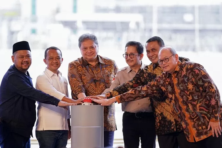 Menteri Koordinator Bidang Perekonomian Airlangga Hartarto meresmikan operasi smelter PT Freeport Indonesia (PTFI) di KEK Gresik, Kamis (27/6/2024) (ekon.go.id)