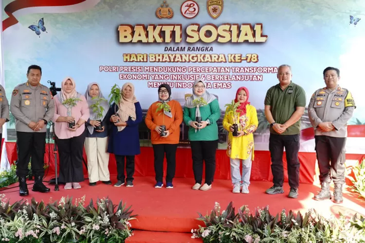 Sambut Hari Bhayangkara Ke -78 Polda Metro Jaya melaksanakan penanaman 10.000 pohon buah dan pemberian beasiswa kepada anak asuh siswa SD, SMP, SMK. Acara berlangsung di Taman Margasatwa Ragunan Jakarta Selatan. (Istimewa )