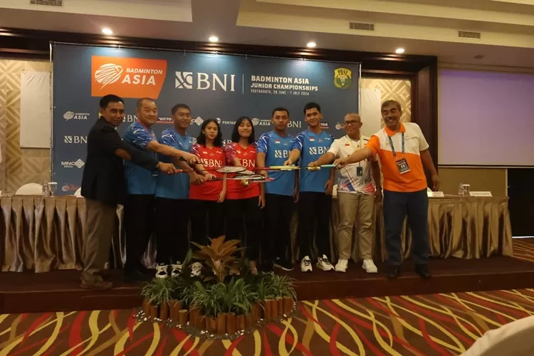 Foto bersama usai jumpa pers Kejuaraan bulutangkis Asia Junior 2024 di Yogyakarta.