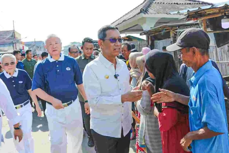 PJ Gubernur DKI Jakarta bersama para pimpinan Yayasan Buddha   Tzu Chi meninjau warga proyek Kali Semongol  Tegal Alur.