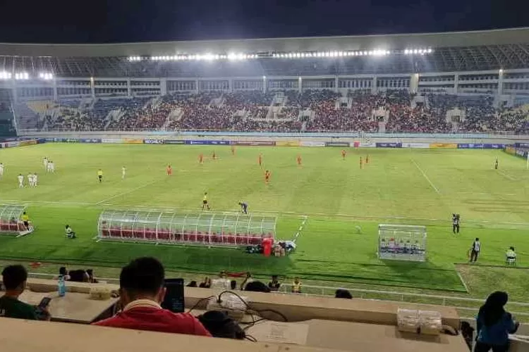 Pertandingan Timnas Indonesia U16 melawan Laos di Stadion Manahan Solo (Endang Kusumastuti)