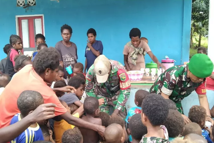 Babinsa Koramil Mapurujaya Laksanakan Kegiatan Pemberian Makanan Tambahan Kepada Anak-Anak Kampung Mwuare. Foto: Pen Kodim 1710 Mimika