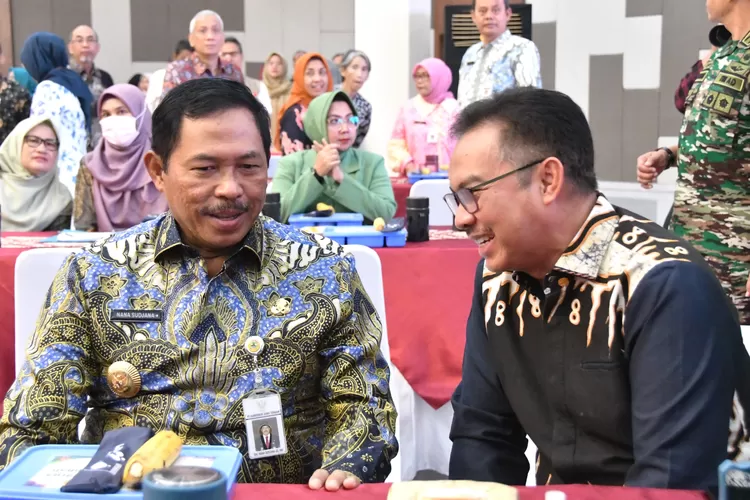 Kepala BKKBM dokter Hasto Wardoyo (kanan) dan Pj Gubernur Jawa Tengah, Komjen Pol. (Purn) Drs Nana Sudjana AS MM (kiri) 