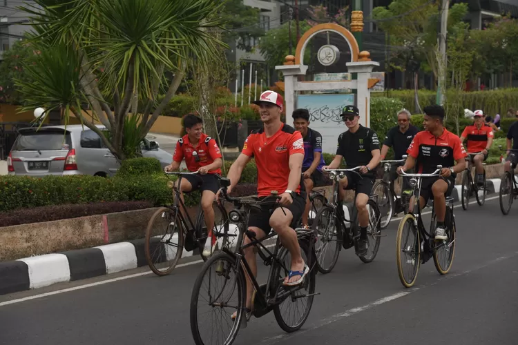Pembalap dunia MXGP Selaparang, Lombok naiki sepeda ontel dan cidomo (Suara Karya/Ist)
