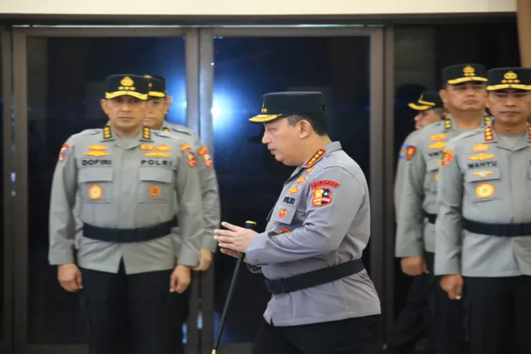 Kapolri Jenderal Listyo Sigit Prabowo memimpin pelaksanaan upacara kenaikan pangkat perwira tinggi (pati) Polri. Upacara digelar di Rupattama Mabes Polri, Jakarta. (Humas Polri )