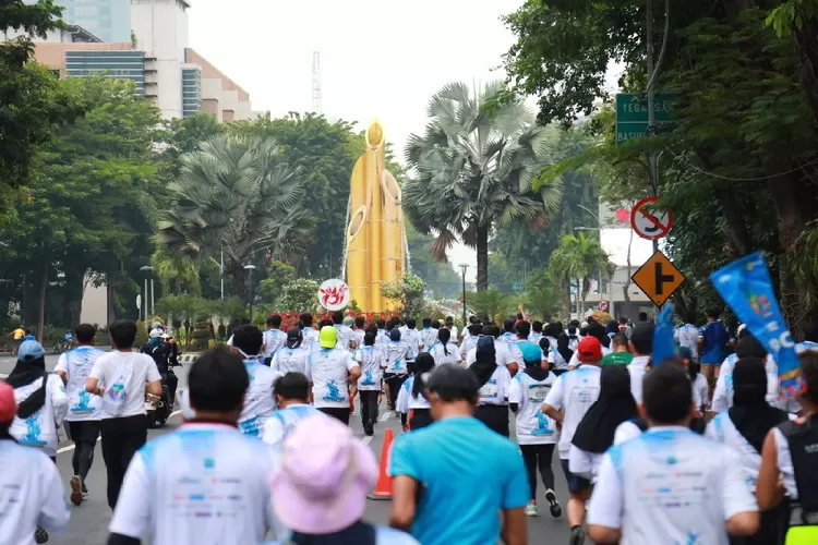 Ribuan peserta PLN Mobile Color Run 2024 ketika melewati Tugu Bambu Runcing Surabaya