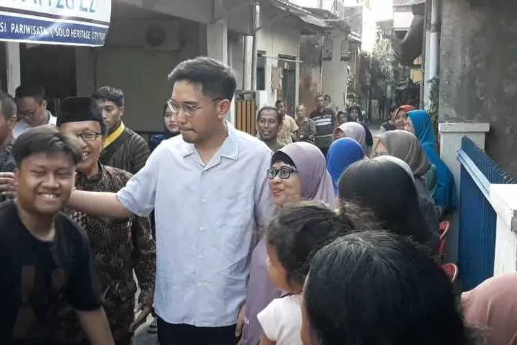 KGPAA Mangkunegara X menyapa masyarakat di Kampung Makam Bergolo, Solo (Istimewa)