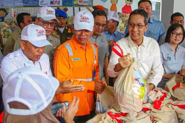 PJ Gubernur DKI Jakarta Heru Budi Hartono( kedua dari kanan) meninjau  bazar sembako murah  kolaborasi  dengan BUMD, Senin (1/7/2024).
