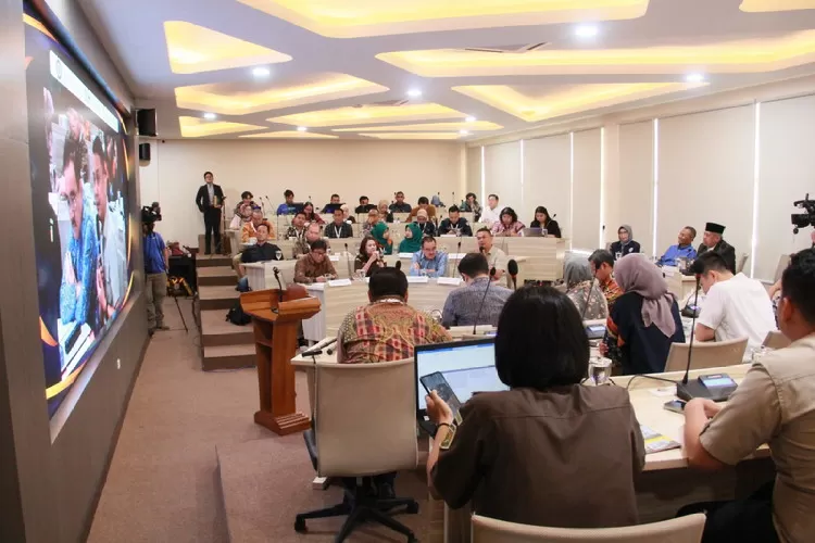 PLN menjabarkan komitmennya menuju NZE dalam seminar di Unair Surabaya