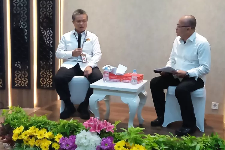 Plt Deputi Bidang Koordinasi Peningkatan Kualitas Kesehatan dan Pembangunan Kependudukan Kemenko PMK Budiono Subambang (kiri) 