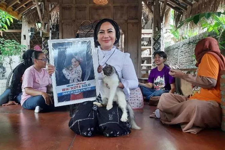 Balon Wali Kota Solo Diah Warih Anjari bersama komunitas pecinta kucing di Solo (Endang Kusumastuti)