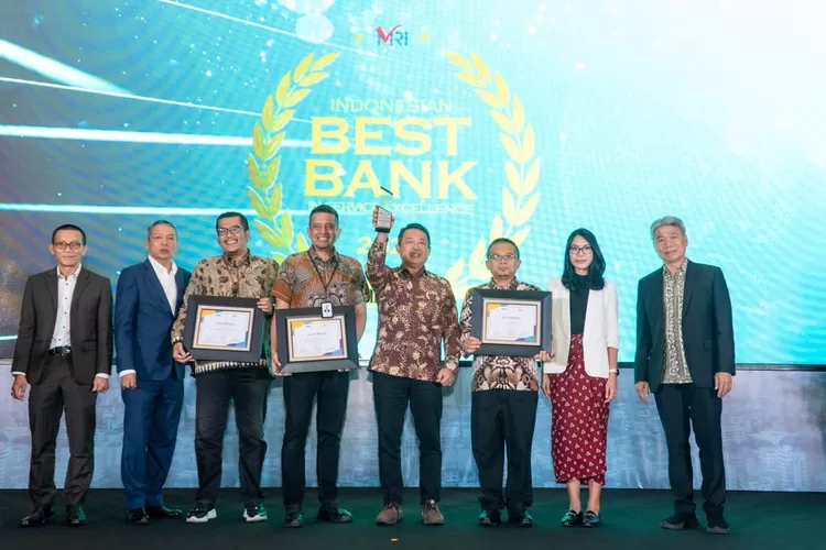 Direktur Teknologi &amp; Operasional yang juga  Pelaksana Tugas (Plt) Direktur Utama Bank DKI, Amirul Wicaksonopada saat menerima penghargaan, Selasa (2/7/2024)