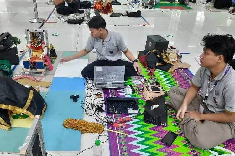 Salah satu tim Kontes Robot Indonesia (KRI) menyiapkan robotnya (Endang Kusumastutj)