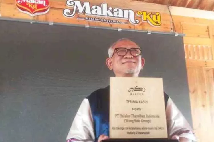 Owner PT HATI dan Wong Solo Grup, Puspo Wardoyo dengan penghargaan dari Mashariq setelah sukses melayani makanan jamaah haji (Istimewa)