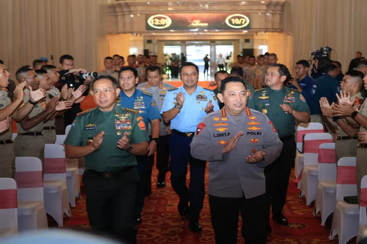 Panglima TNI Jenderal TNI Agus Subianto dan Kapolri Jenderal Pol Listyo Sigit Prabowo memberikan pembekalan pada Calon Perwira Remaja  (Istimewa )